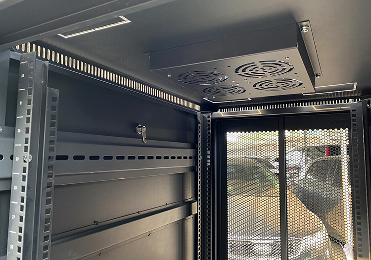 Bên trong tủ rack 32U hãng UNIRACK